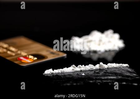 linea di cocaina bianca e carta di credito dorata Foto Stock