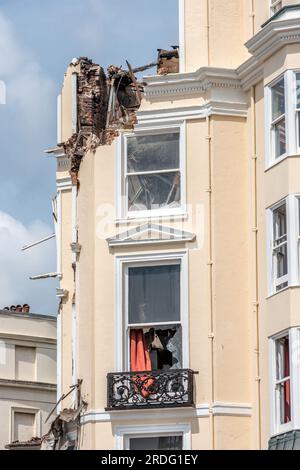 Brighton, 21 luglio 2023: I resti danneggiati dall'incendio del Royal Albion Hotel sul lungomare di Brighton Foto Stock