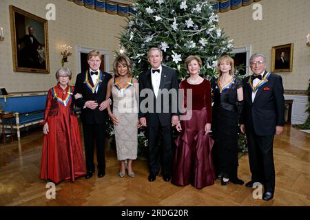 Washington, Stati Uniti d'America. 4 dicembre 2005. Il presidente degli Stati Uniti George W. Bush e la first lady Laura Bush posano con i 2005 premi del Kennedy Center, da sinistra a destra, l'attrice Julie Harris, l'attore Robert Redford, la cantante Tina Turner, la ballerina Suzanne Farrell e il cantante Tony Bennett, domenica 4 dicembre 2005, Durante il ricevimento nella sala Blu della Casa Bianca. Credito obbligatorio: Eric Draper/Casa Bianca tramite CNP/Sipa USA credito: SIPA USA/Alamy Live News Foto Stock