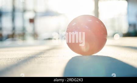 Ginnastica, sport e palla sul pavimento in palestra per allenarsi e allenarsi al piano studio. Prestazioni creative, fitness e primo piano Foto Stock