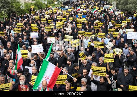 Teheran, Iran. 21 luglio 2023. Una protesta per l'incendio di un Corano in Svezia, a Teheran, Iran, venerdì 21 luglio, 2023. Giovedì, un uomo che si è identificato nei media svedesi come rifugiato dall'Iraq ha bruciato un Corano per la seconda volta nel centro di Stoccolma. (Foto di Sobhan Farajvan/Pacific Press) credito: Pacific Press Media Production Corp./Alamy Live News Foto Stock
