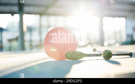 Ginnastica, aerobica e palla sul pavimento in palestra per il movimento ritmico, l'allenamento e l'esercizio in studio. Prestazioni creative, fitness e primo piano Foto Stock