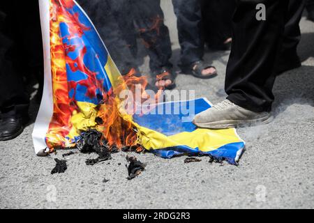 Teheran, Iran. 21 luglio 2023. I manifestanti iraniani bruciano una bandiera svedese, durante una protesta per l'incendio di un Corano in Svezia, a Teheran, Iran, venerdì 21 luglio, 2023. Giovedì, un uomo che si è identificato nei media svedesi come rifugiato dall'Iraq ha bruciato un Corano per la seconda volta nel centro di Stoccolma. (Foto di Sobhan Farajvan/Pacific Press) credito: Pacific Press Media Production Corp./Alamy Live News Foto Stock