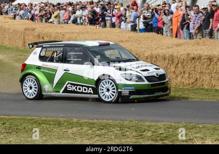 2012 Skoda Fabia S2000 Super 2000 auto da rally costruita dalla Škoda Motorsport che corre lungo la pista di salita al Goodwood Festival of Speed 2013 Foto Stock