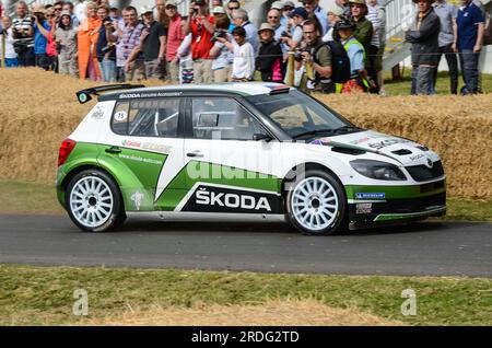 2012 Skoda Fabia S2000 Super 2000 auto da rally costruita dalla Škoda Motorsport che corre lungo la pista di salita al Goodwood Festival of Speed 2013 Foto Stock