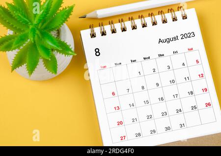 Agosto 2023 Calendario mensile da scrivania per il 2023 con matita su sfondo giallo. Foto Stock