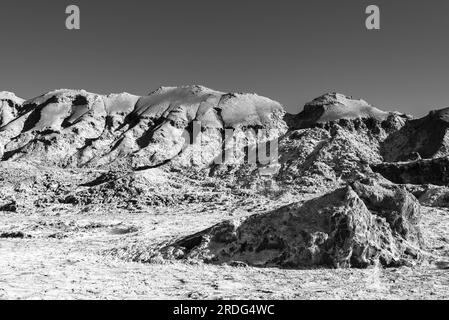 Foto in bianco e nero della formazione di rocce a vallecito nel deserto di Atacama Foto Stock