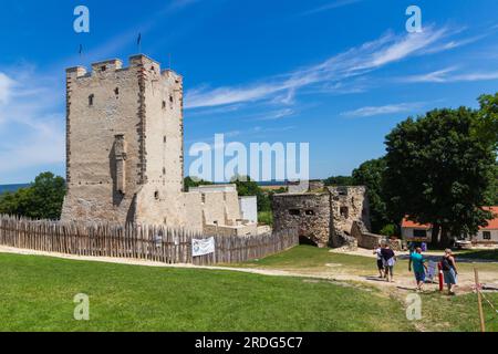 I turisti camminano verso Kinizsi var (castello di Kinizsi) originato dalla fine del XIV secolo, Nagyvazsony, Ungheria Foto Stock