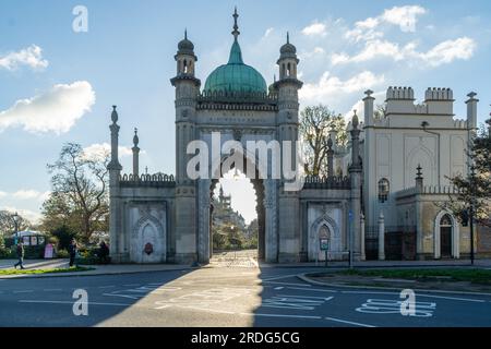 Brighton, Regno Unito - 1 dicembre 2022: L'ingresso della porta Nord al Royal Pavilion Estate risale al 1832. Foto Stock