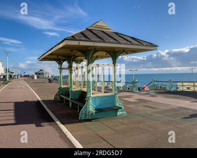 Brighton, Regno Unito - 10 dicembre 2022: Rifugio sulla passeggiata che si affaccia sulla spiaggia di Brighton. Foto Stock