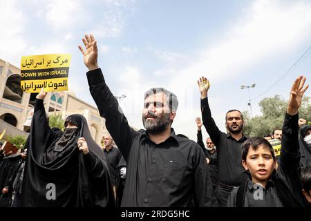Teheran, Teheran, Iran. 21 luglio 2023. Manifestanti iraniani cantano slogan, durante una protesta per l'incendio di un Corano in Svezia, a Teheran, Iran, venerdì 21 luglio, 2023. Giovedì, un uomo che si è identificato nei media svedesi come rifugiato dall'Iraq ha bruciato un Corano per la seconda volta nel centro di Stoccolma. (Immagine di credito: © Sobhan Farajvan/Pacific Press via ZUMA Press Wire) SOLO USO EDITORIALE! Non per USO commerciale! Foto Stock