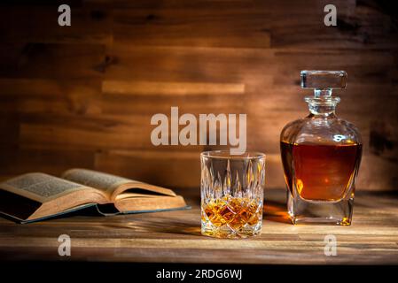 glas di rum e vecchio libro in un bar a Cuba Foto Stock