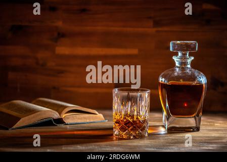 glas di rum e vecchio libro in un bar a Cuba Foto Stock