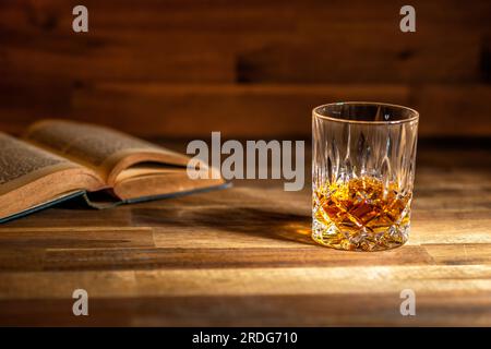 glas di rum e vecchio libro in un bar a Cuba Foto Stock