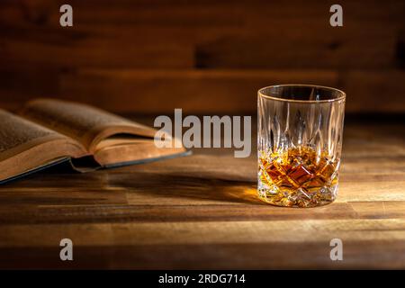 glas di rum e vecchio libro in un bar a Cuba Foto Stock