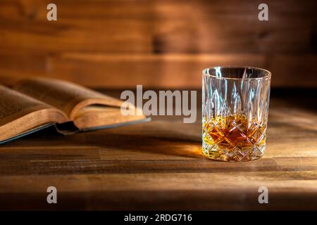 glas di rum e vecchio libro in un bar a Cuba Foto Stock