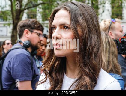 Londra, Regno Unito. 21 luglio 2023. Hayley Atwell. REGNO UNITO Actors Union Equity tiene oggi una manifestazione a Leicester Square a Londra (così come a Manchester) a sostegno dello sciopero SAG-AFTRA. Molti dell'industria dell'intrattenimento, compresi diversi volti noti, si sono presentati all'evento. Crediti: Imageplotter/Alamy Live News Foto Stock