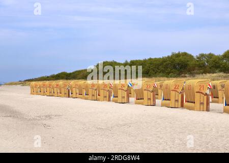 sedie a sdraio con cappuccio sul mar baltico a timmendorf, in germania, sull'isola di poel Foto Stock