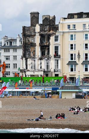 Brighton Regno Unito 21 luglio 2023 - i visitatori sul lungomare e sulla spiaggia di Brighton vicino all'Hotel Royal Albion bruciato in una giornata di sole e nuvole : Credit Simon Dack / Alamy Live News Foto Stock