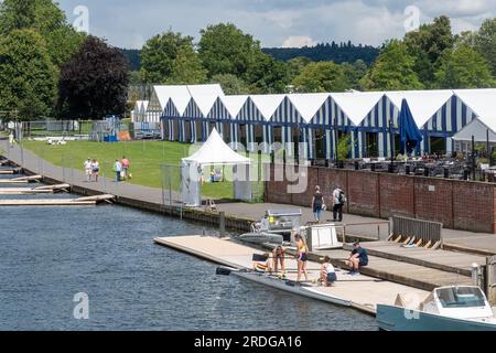 Il Tamigi a Henley-on-Thames con le tende blu e bianche delle barche e le donne che preparano la loro barca, Oxfordshire, Inghilterra, Regno Unito Foto Stock