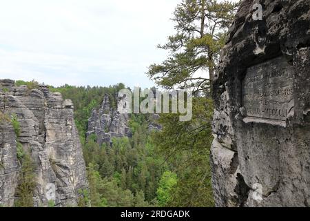 Formazioni rocciose delle montagne di arenaria dell'Elba intorno al ponte Bastei in Sassonia, in Germania Foto Stock