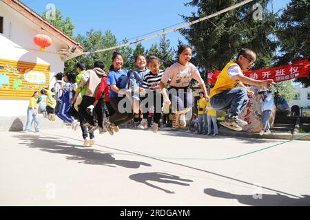 (230721) -- PECHINO, 21 luglio 2023 (Xinhua) -- i bambini saltano una corda nel villaggio Dongyue del distretto di Anding nella città di Dingxi, provincia del Gansu della Cina nord-occidentale, 21 luglio 2023. (Foto di Wang Kexian/Xinhua) Foto Stock