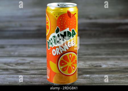 Cairo, Egitto, 11 luglio 2023: Mirinda , un marchio di bibite originariamente creato in Spagna nel 1959 e distribuito a livello globale da PepsiCo dal 1970. La sua na Foto Stock