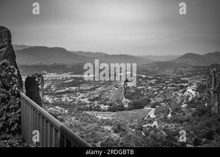 Viaggiando intorno a Meteora, Grecia e al suo complesso divino di monasteri, famosa meta greca di pellegrinaggio. Bianco e nero Foto Stock