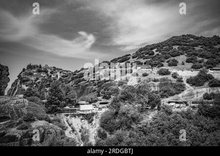 Viaggiando intorno a Meteora, Grecia e al suo complesso divino di monasteri, famosa meta greca di pellegrinaggio. Bianco e nero Foto Stock