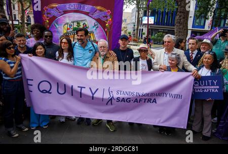 Londra, Regno Unito. 21 luglio 2023. Attori come Hayley Atwell, Brian Cox, Jim Carter, Imelda Staunton, Simon Pegg Equity raduno in solidarietà con i membri del SAG-AFTRA. Attori, scrittori e membri dell'Equity si riuniscono a Leicester Sqaure, Londra, sotto la statua di William Shakespeare. Crediti: Mark Thomas/Alamy Live News Foto Stock