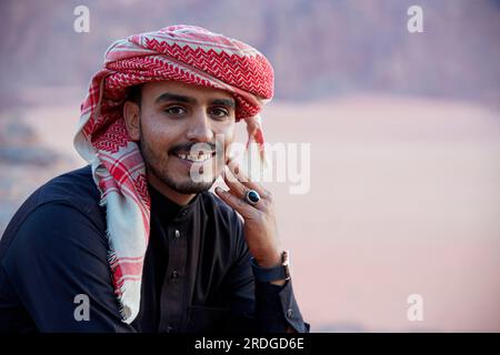 Ritratto di beduino sorridente, Wadi Rum, Aquaba, Giordania Foto Stock