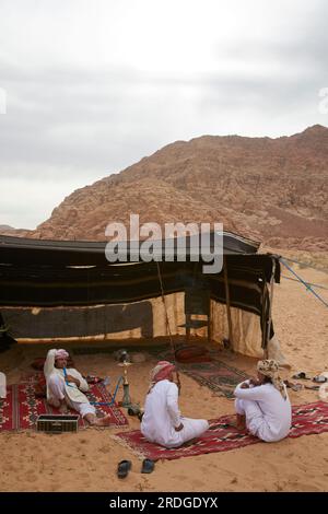 I beduini si distesero e si accamparono nel loro accampamento, Wadi Rum, Aquaba, Giordano Foto Stock