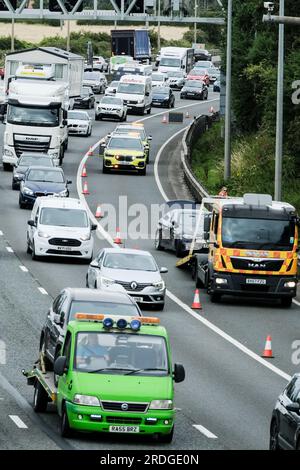 Il recupero dei veicoli aumenta la congestione di uno dei fine settimana di viaggio più affollati degli anni, in quanto la scuola si rompe per l'estate. Nella figura è illustrata la M5 tra gli incroci 15/16 e 17. Sono in vigore restrizioni di velocità gestite in autostrada a causa del volume di traffico diretto a sud verso Devon e Cornovaglia per una sosta. Crediti: JMF News/Alamy Live News Foto Stock