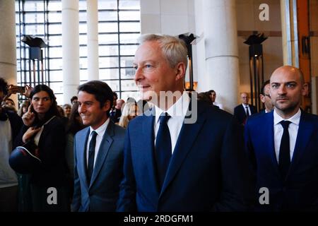Parigi, Francia. 21 luglio 2023. Thomas Cazenave, neonominato Junior Minister francese per i conti pubblici, Ministro francese dell'economia e delle finanze Bruno le Maire ed ex Junior Minister francese per i conti pubblici, Gabriel Attal posa per una fotografia durante una cerimonia di consegna al Ministero dell'economia e delle Finanze di Bercy a Parigi il 21 luglio 2023. La presidenza francese formalizzò il rimpasto del governo francese il 20 luglio 2023 con otto nuovi membri di un governo che ha 41 ministri in totale. Foto di Jean-Bernard Vernier/JBV News/ABACAPRESS.COM Credit: Abaca Press/Alamy Live News Foto Stock