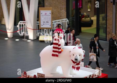 I passeggeri si riuniscono presso la stazione di King Cross a Londra, la vigilia di Natale. Foto Stock