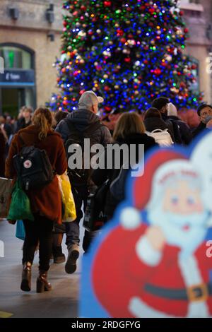 I passeggeri si riuniscono presso la stazione di King Cross a Londra, la vigilia di Natale. Foto Stock