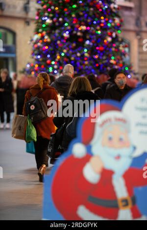 I passeggeri si riuniscono presso la stazione di King Cross a Londra, la vigilia di Natale. Foto Stock