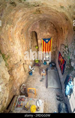 Installazione d'arte - l'ultimo rifugio indipendente in un passato inventato da Wolfgang Berus al Castello di Olvera - Olvera, Andalusia, Spagna Foto Stock