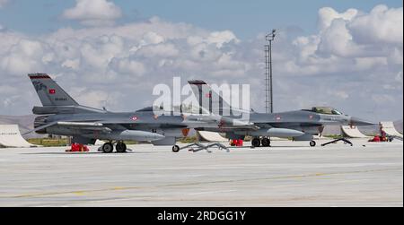 KONYA, TURKIYE - 30 GIUGNO 2022: Aerei da combattimento dell'aeronautica turca nell'aeroporto di Konya durante l'esercitazione dell'aeronautica dell'aquila Anatolia Foto Stock