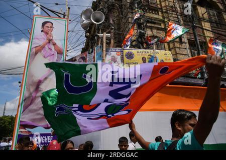 Kolkata, India. 21 luglio 2023. I sostenitori del partito del Congresso di Trinamool tengono bandiere di fronte a un grande striscione del primo ministro del Bengala Occidentale Mamata Banerjee mentre partecipano al mega programma annuale della giornata dei Martiri nell'area Esplanade. Il Trinamool Congress Party ha tenuto il raduno annuale del Martyrs Day, il più grande evento politico annuale del TMC che attira una folla massiccia da tutto lo stato all'Esplanade area, Il cuore di Calcutta ogni 21 luglio per commemorare le 13 persone uccise dalla polizia del Bengala Occidentale il 21 luglio 1993 durante una manifestazione tenuta da allora. Credito: SOPA Images Limited/Alamy Live News Foto Stock