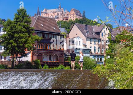 Vista panoramica del vecchio castello, del fiume Lahn e della città in una mattinata di sole. Marburg. Hesse. Germania. Foto Stock