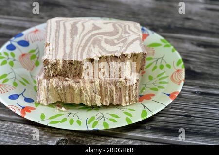 Tahini halva tradizionale con cioccolato o Halawa Tahiniya, gli ingredienti primari di questo dolce sono burro di sesamo o pasta (tahini) zucchero, gluc Foto Stock