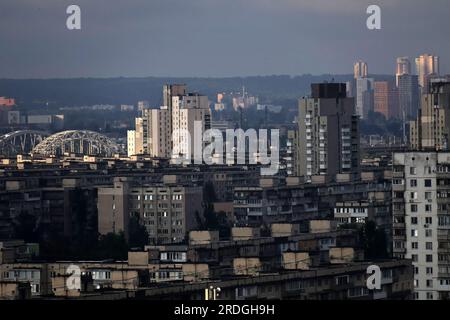 Non esclusiva: KIEV, UCRAINA - 21 LUGLIO 2023 - il paesaggio urbano di Kiev si vede all'alba, Kiev, capitale dell'Ucraina Foto Stock