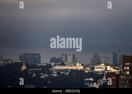 Non esclusiva: KIEV, UCRAINA - 21 LUGLIO 2023 - il paesaggio urbano di Kiev si vede all'alba, Kiev, capitale dell'Ucraina Foto Stock