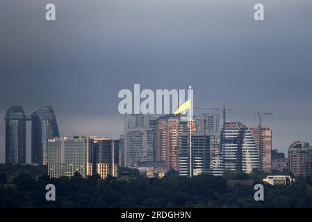 Non esclusiva: KIEV, UCRAINA - 21 LUGLIO 2023 - il paesaggio urbano di Kiev si vede all'alba, Kiev, capitale dell'Ucraina Foto Stock
