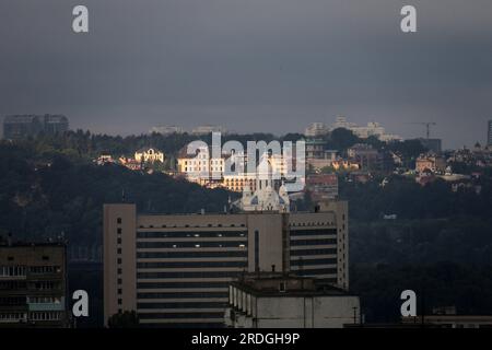 Non esclusiva: KIEV, UCRAINA - 21 LUGLIO 2023 - il paesaggio urbano di Kiev si vede all'alba, Kiev, capitale dell'Ucraina Foto Stock