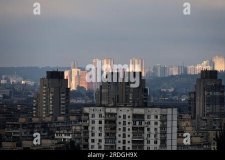 Non esclusiva: KIEV, UCRAINA - 21 LUGLIO 2023 - il paesaggio urbano di Kiev si vede all'alba, Kiev, capitale dell'Ucraina Foto Stock