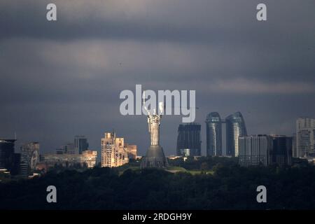 Non esclusiva: KIEV, UCRAINA - 21 LUGLIO 2023 - il monumento della Patria è visibile all'alba, Kiev, capitale dell'Ucraina Foto Stock