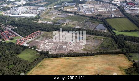 Vista aerea di un campo verde dove le Linden Homes si preparano a costruire nuove case e case Foto Stock