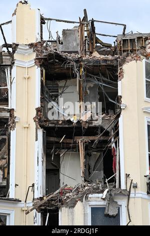 Brighton Regno Unito 21 luglio 2023 - il Royal Albion Hotel bruciato sul lungomare di Brighton dopo essere stato eviscerato dal fuoco lo scorso fine settimana : Credit Simon Dack / Alamy Live News Foto Stock